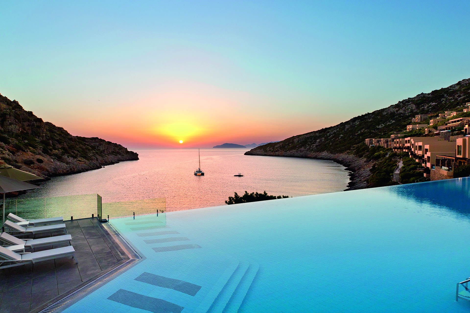 Pool mit Blick auf das Meer vom Daios Cove Luxury Resort and Villas